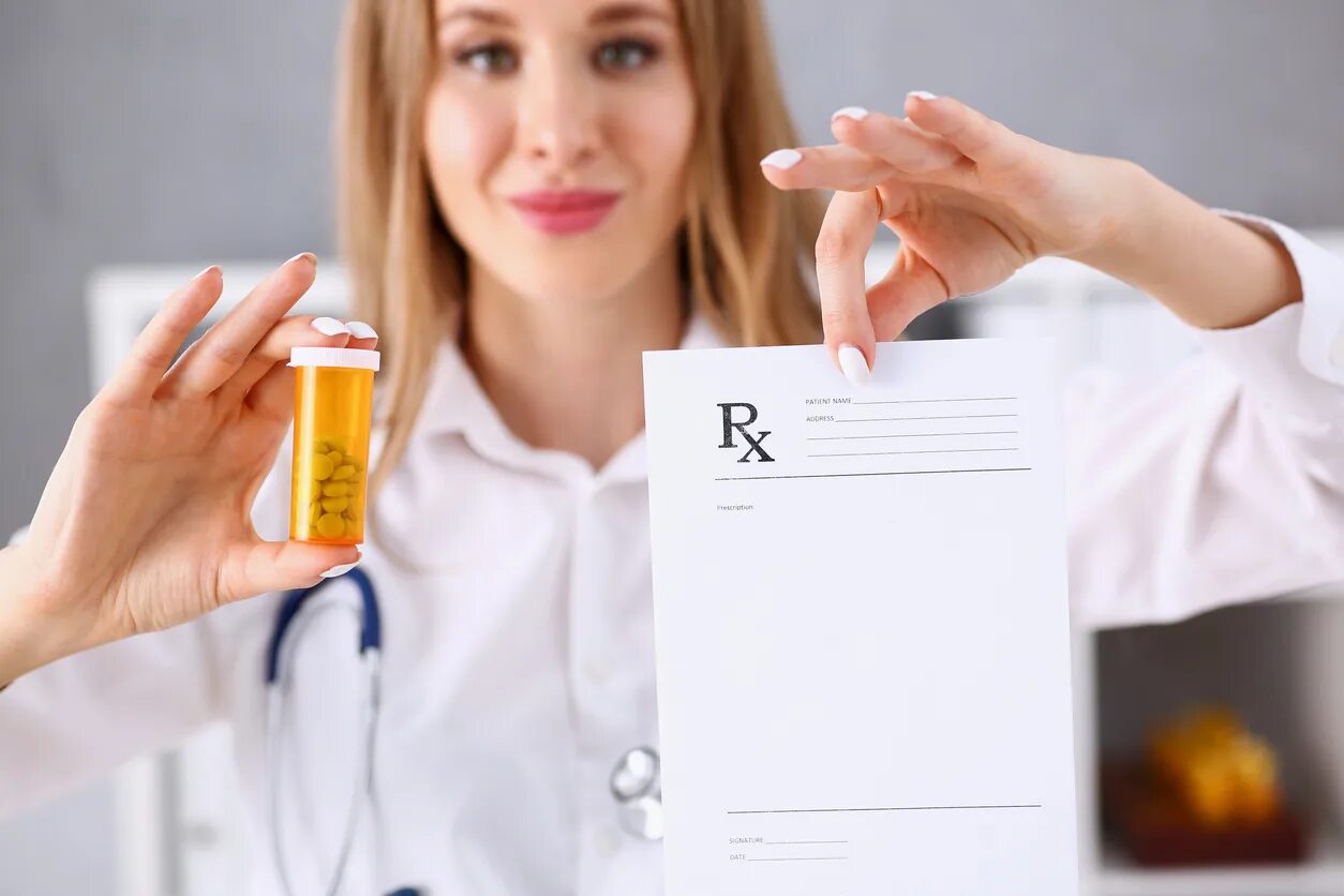 Держи рецепт. Держит рецепт в руке. prescription светлые картинки. доктор в руках коробка препарата.