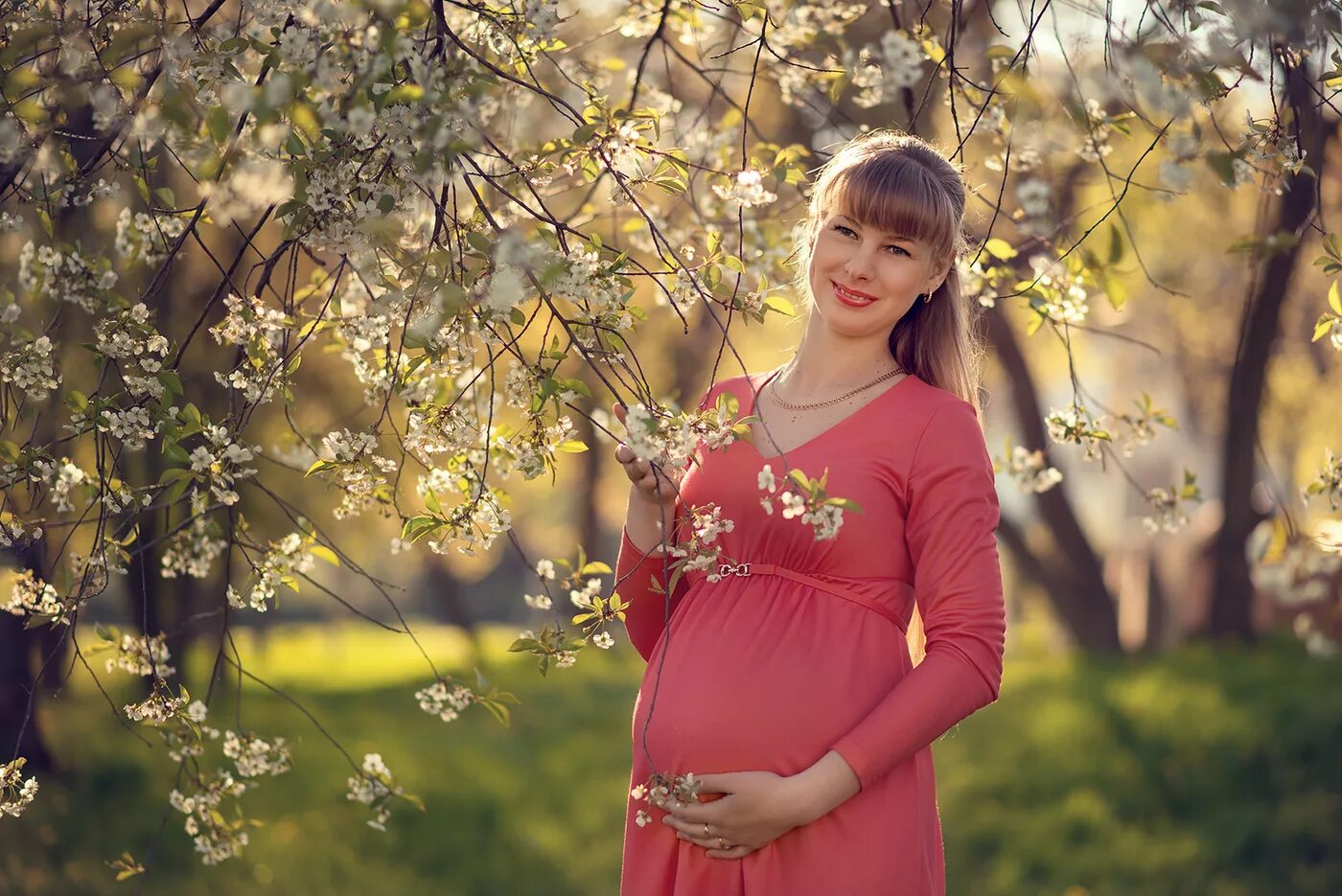 Фотограф беременность. Фотосессия беременной весной. Фотосессия беременной в саду. Фотосессия беременная в цветущем саду. Фотосессия беременности в цветущих садах.
