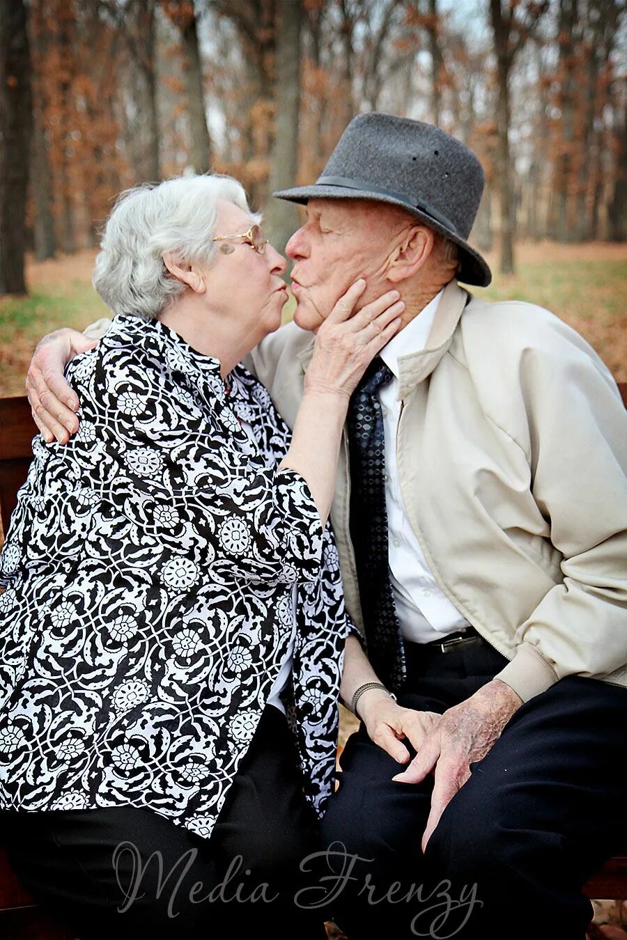 Видео старых семейных пар. Пожилые пары. Влюбленные старики. Влюбленная пожилая пара. Влюбленные пенсионеры.