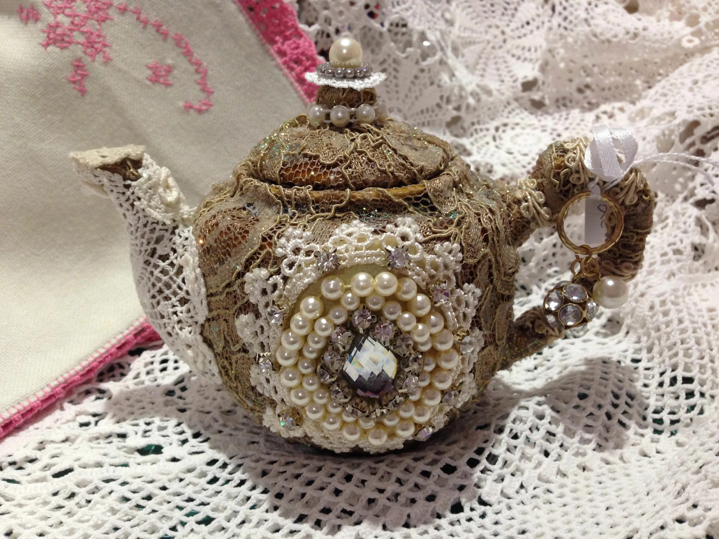 Декор старого чайника. Декорирование чайников. Старый чайник. Декорирование чайников. Декоративные чайнички маленькие.