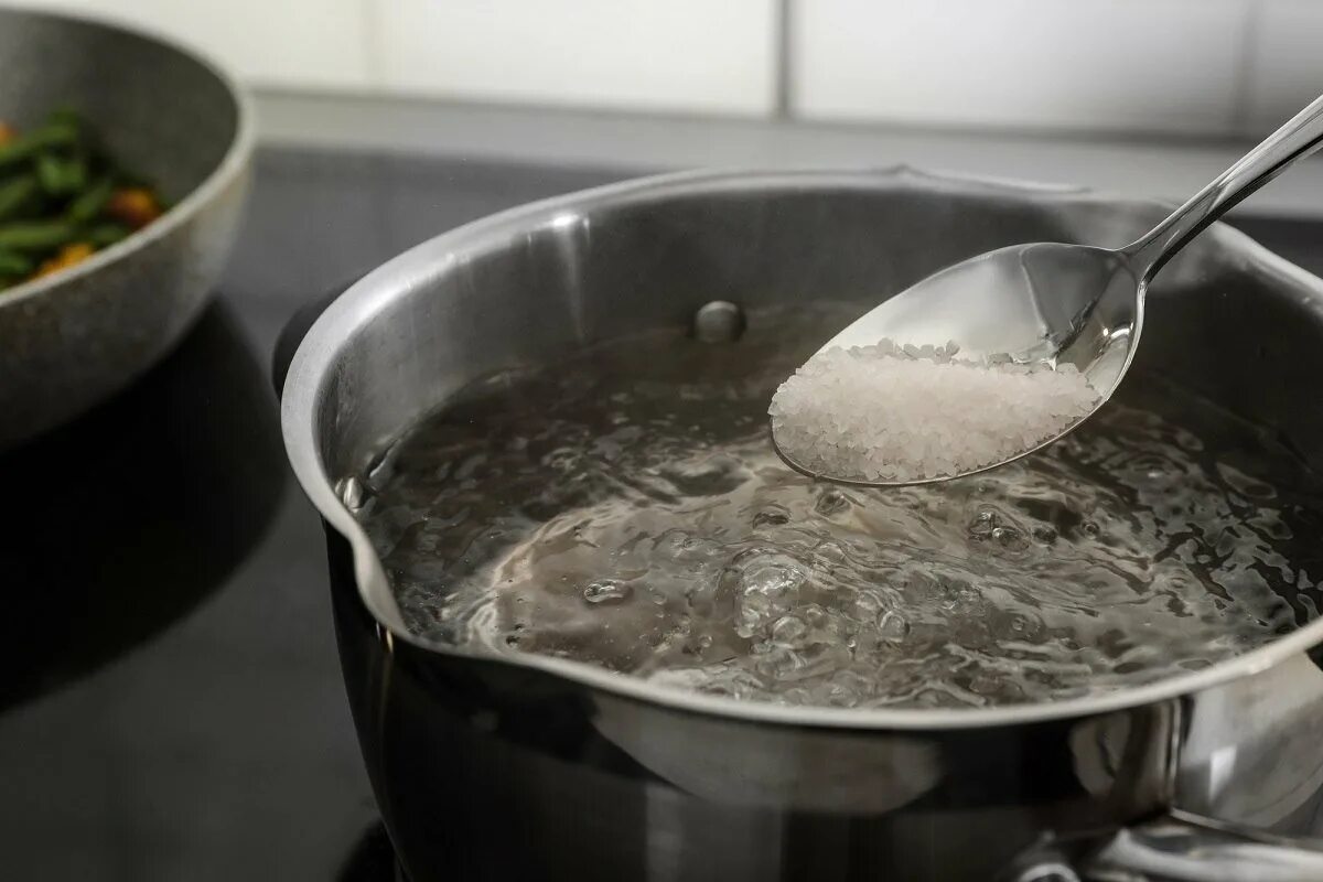 Соль с водой кипит. Кипящая вода. Кастрюля с водой. Соленая вода в кастрюле.