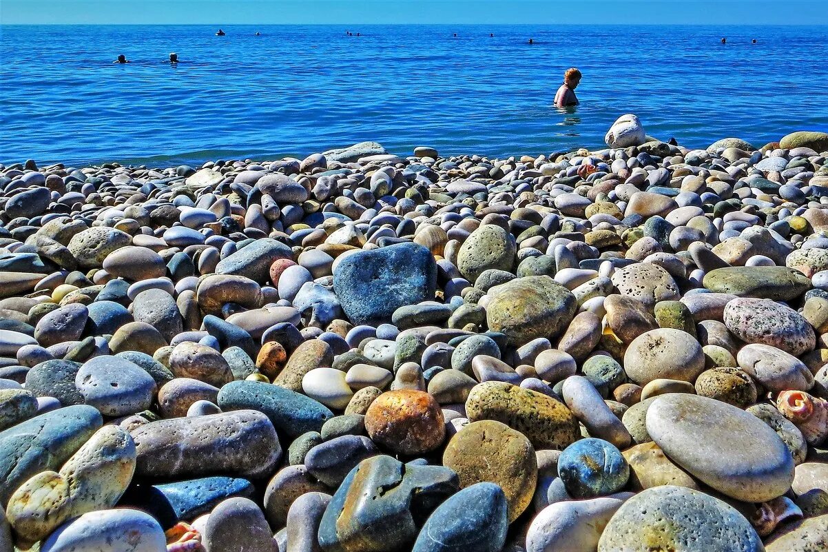 Галька крыма. Галечный пляж Абхазия. Черное море галечный пляж. Галечный пляж Сочи. Черное море Каменистый пляж.