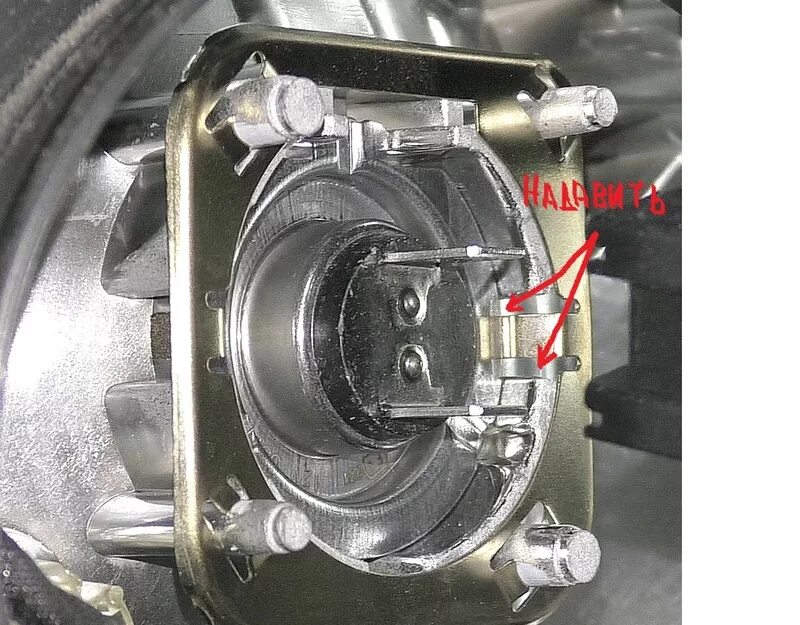 Geely gc6 разъём лампочки ближнего света. Как поменять лампочку на джили. Крепление лампочки ближнего света джили эмгранд ес7. Лампочки на джили эмгранд ес7. Лампочка ближнего света джили эмгранд ес7.