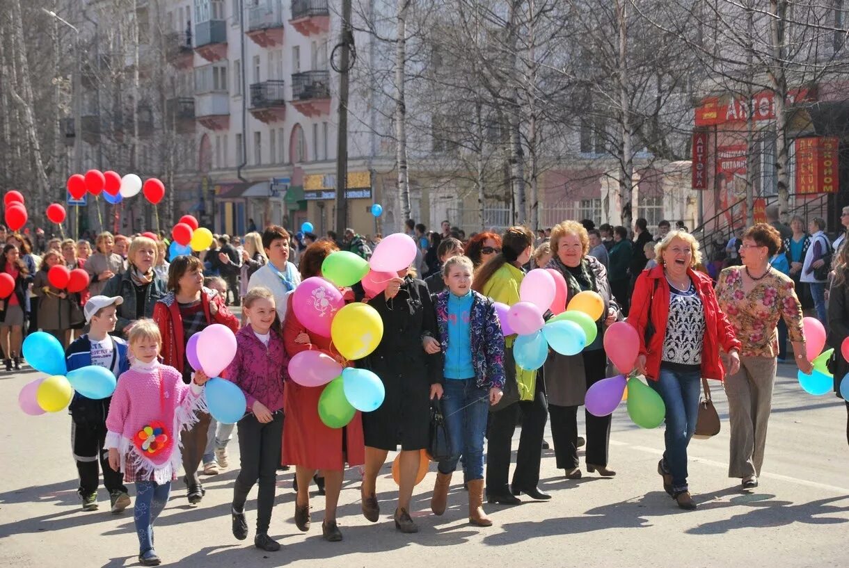 Школа сад Лысьва. Лысьва 1 мая демонстрация. Шествие коллектив школы. Школа 3 Лысьва. Лысьва садовая