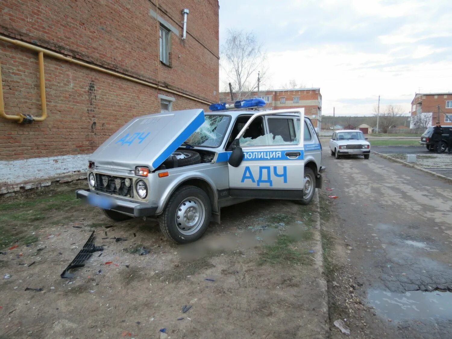 Полицейский разбивает машину. Полиция Базарный Карабулак. Списанные автомобили полиции. Полицейская машина Нива. Разгромили полицейский автомобиль.