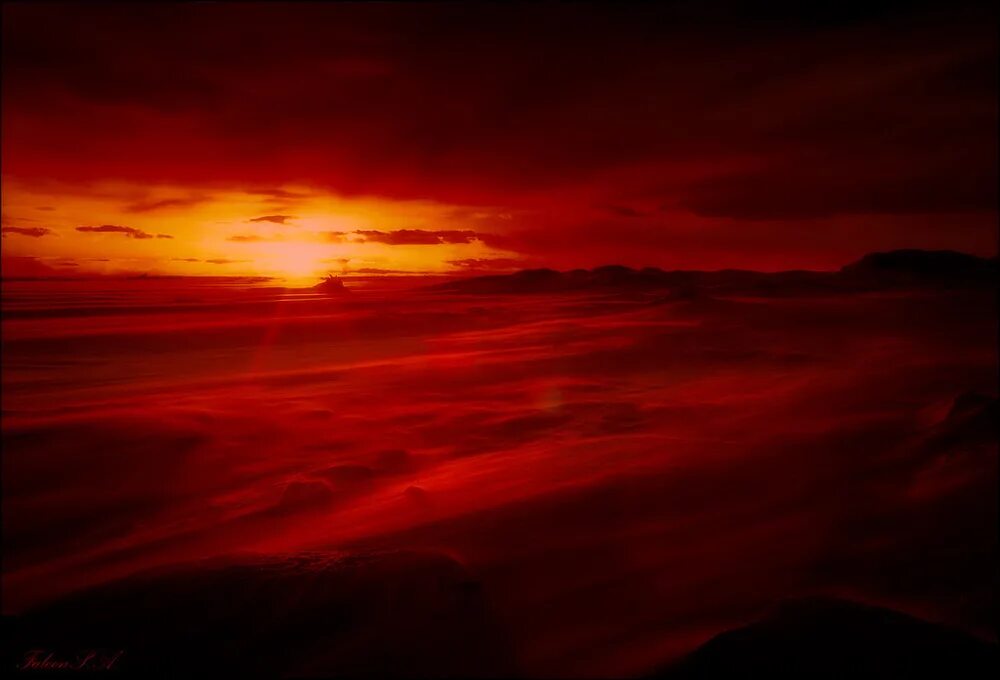 кровавый закат. красный закат. красное небо. небо в красных тонах. кровавое небо.