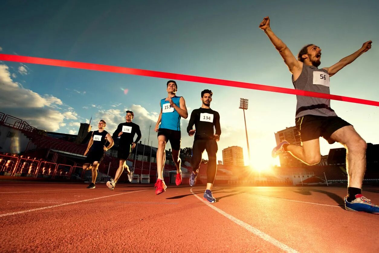 It s time to run. Спортсмен на финише. Спортсмен бежит. Бегуны на финише. Финишная прямая.