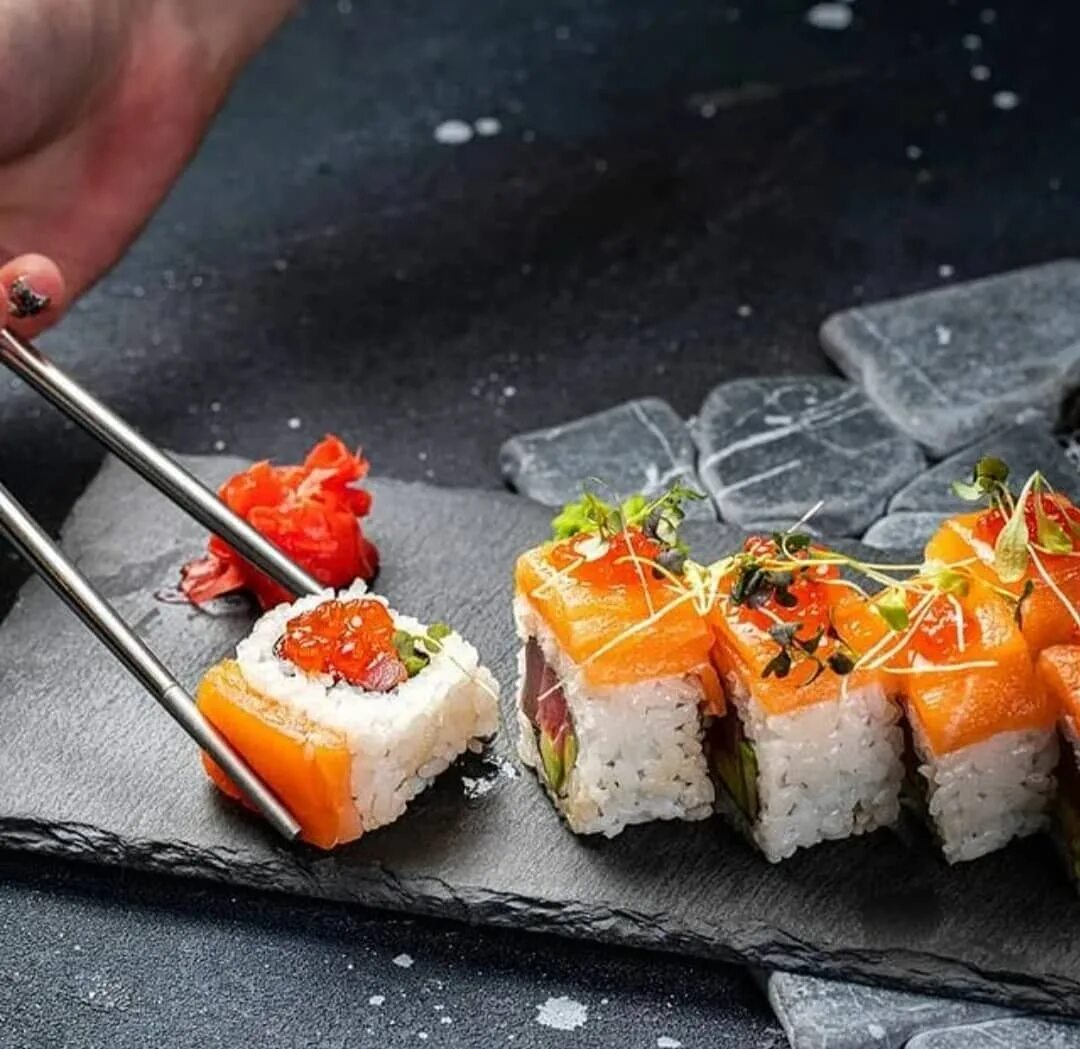 Суши калорийность при похудении. Кпк поавильно есть роллы. Можно ли есть суши на следующий день. Пп роллы. Палочки для роллов и вилка.