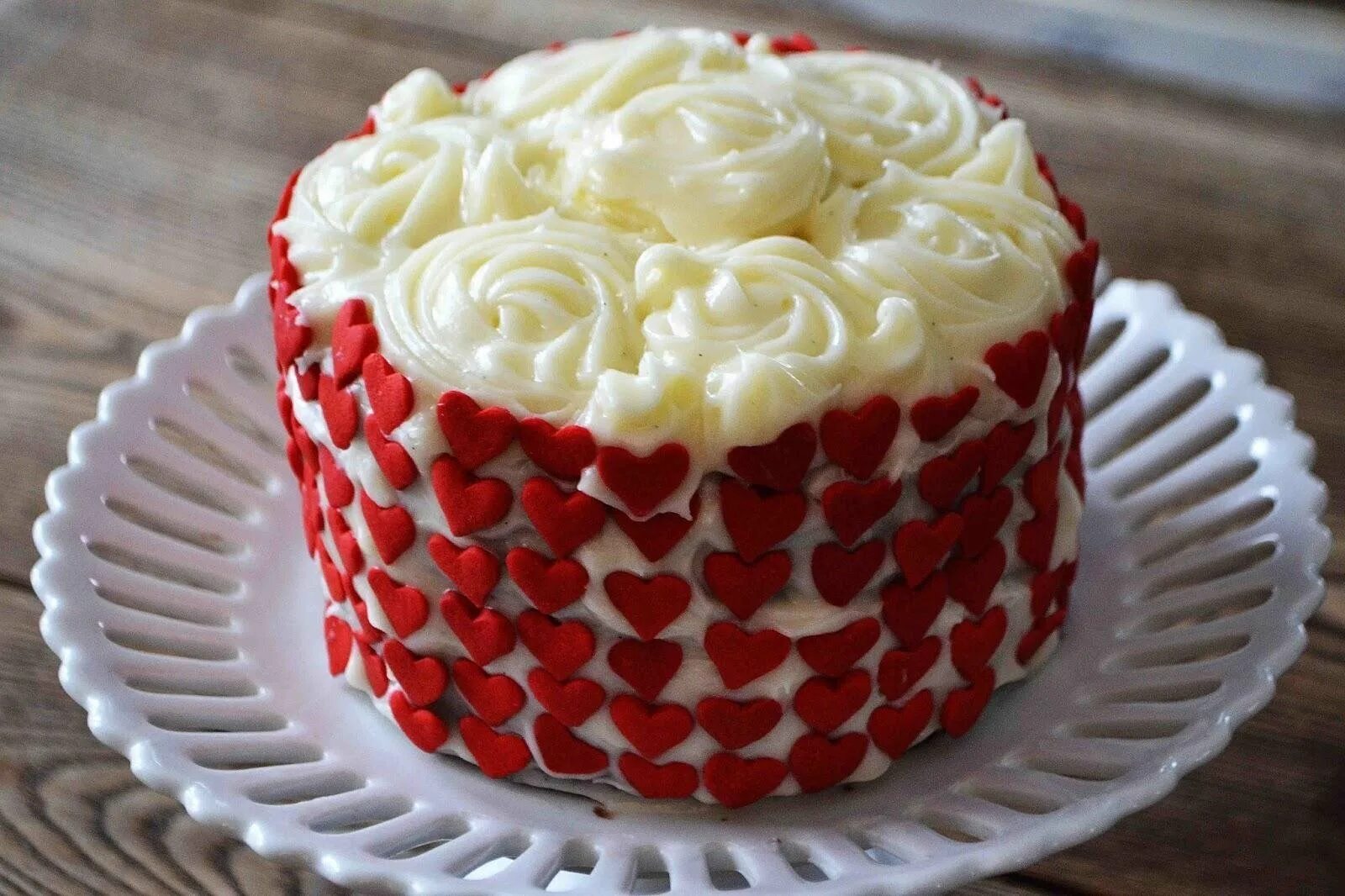 Как сделать правильный крем для торта. Торт красный бархат с кремом чиз. Украшение торта кремом. Несложное украшение торта. Декор торта красный бархат.