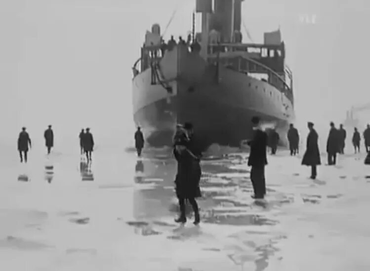 Как ледокол ломает лед принцип. Ледокол ломает лед. ледокол гиф. ледокол gif. ледокол ломает толстый лед.
