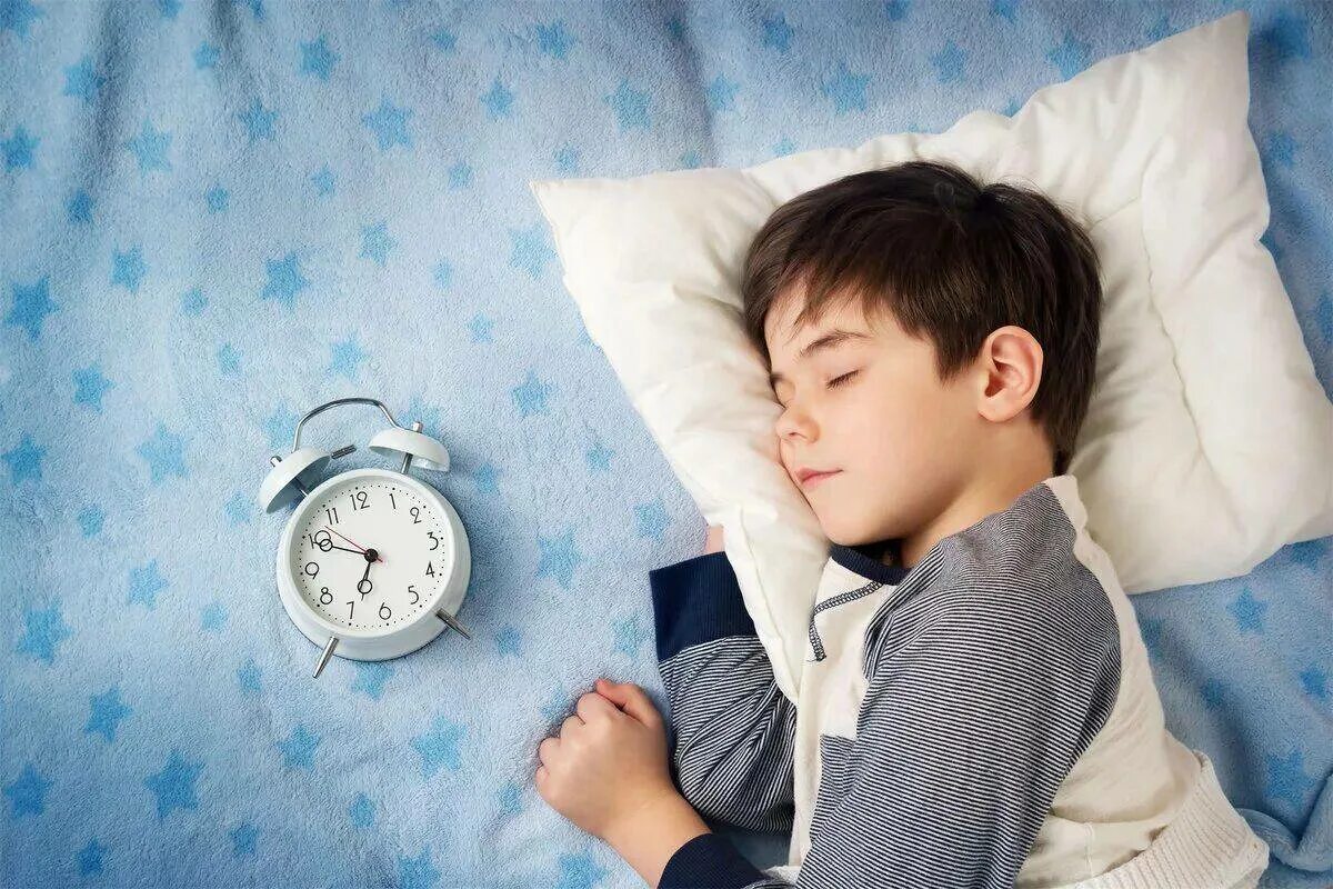 Время идти спать. Здоровый сон. Мальчик спит. Сон школьника. Здоровый полноценный сон.