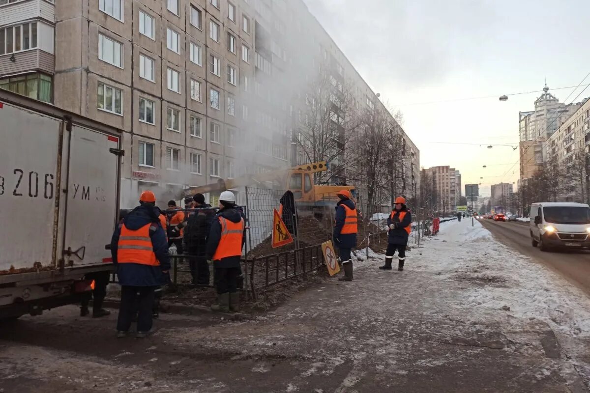 Прорыв трубы. Прорыв трубы теплоснабжения. Прорыв трубы в Питере. Новости СПБ. 31 декабря текущего года