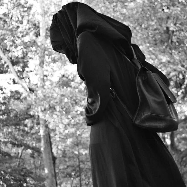 Платок на кладбище. Хиджаб с капюшоном. Девушка в платке. Мусульманка в платке скромная. Девушка в хиджабе.