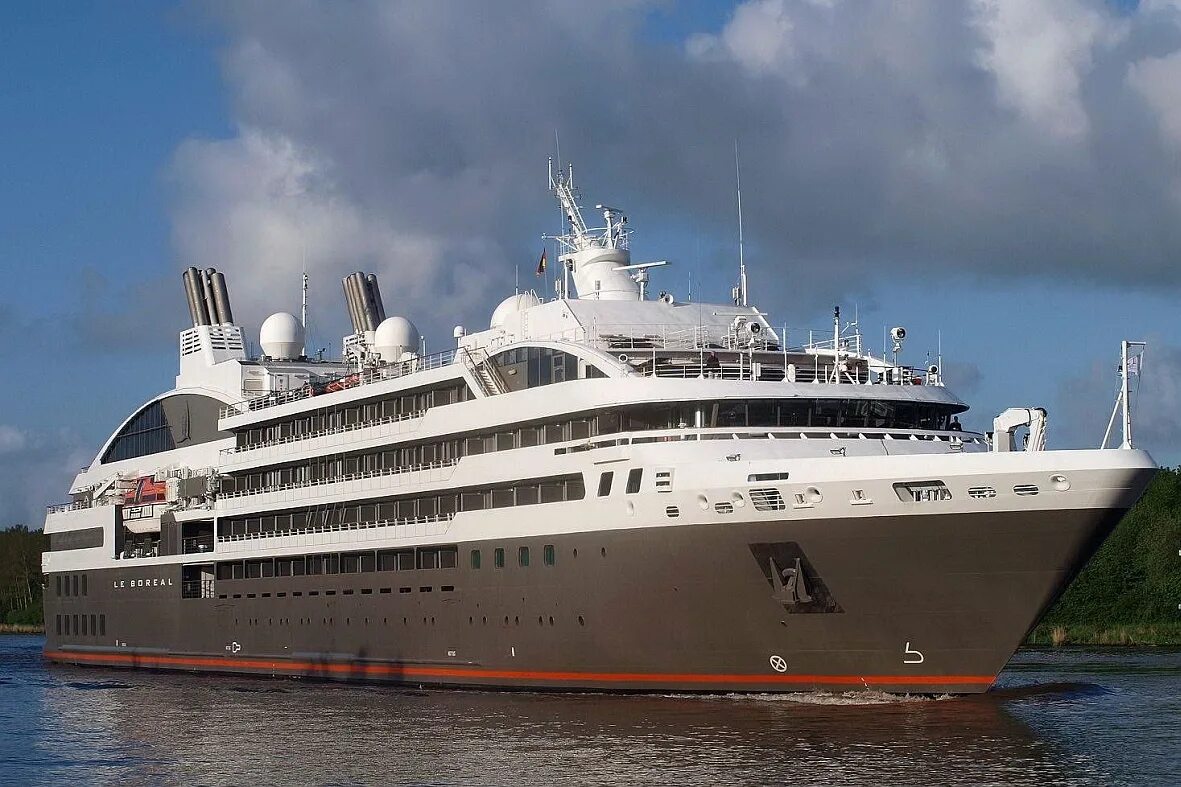 Круиз огонь. Фаер лайнер. Круизный многопалубный лайнер. Пуск калибра с корабля. Круизный лайнер ночью.