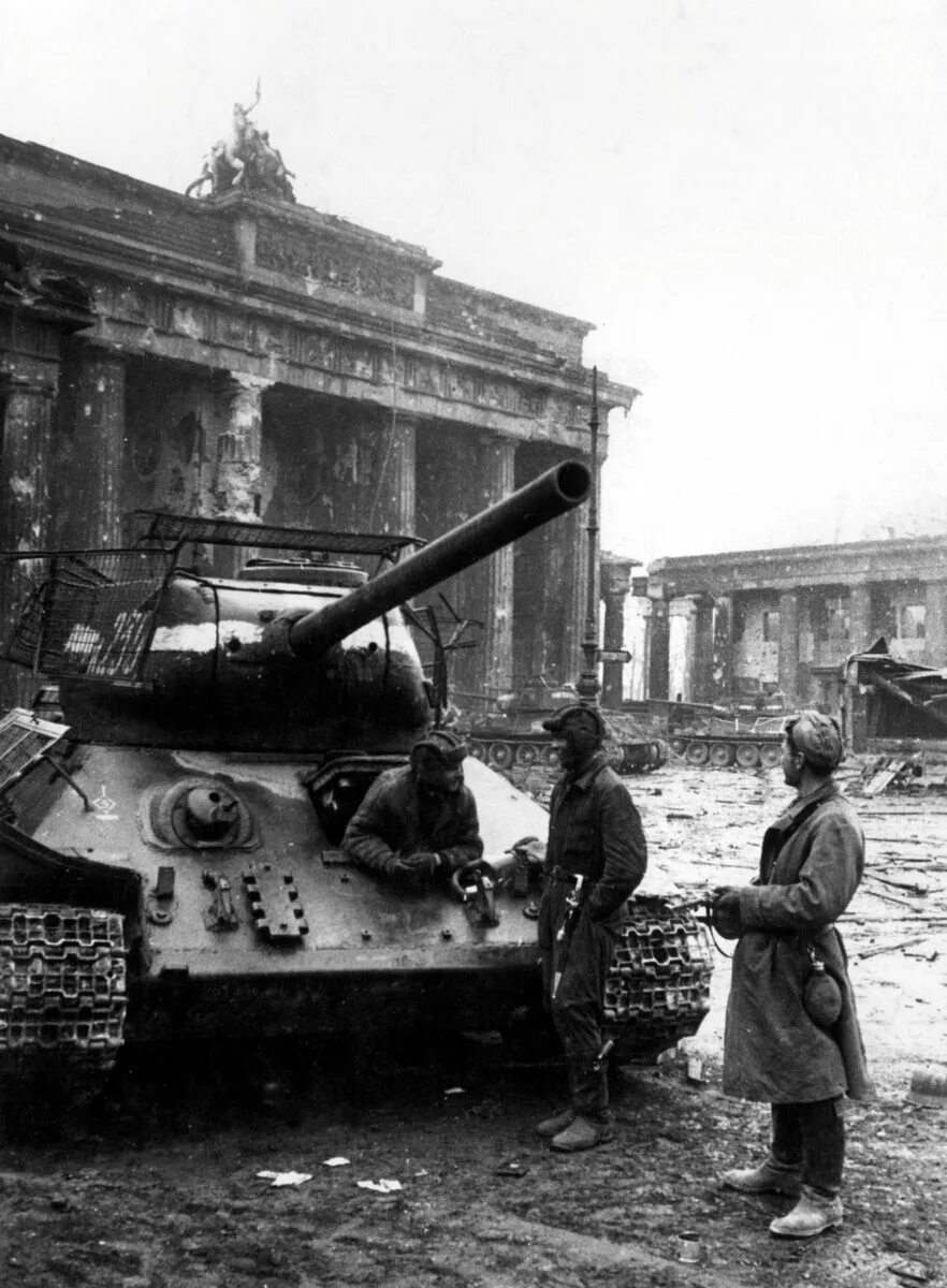 Ис-2 берлин. Советские танки в берлине. Советские танки в берлине. Танк т 34 в берлине. Советские танки в берлине 1945.