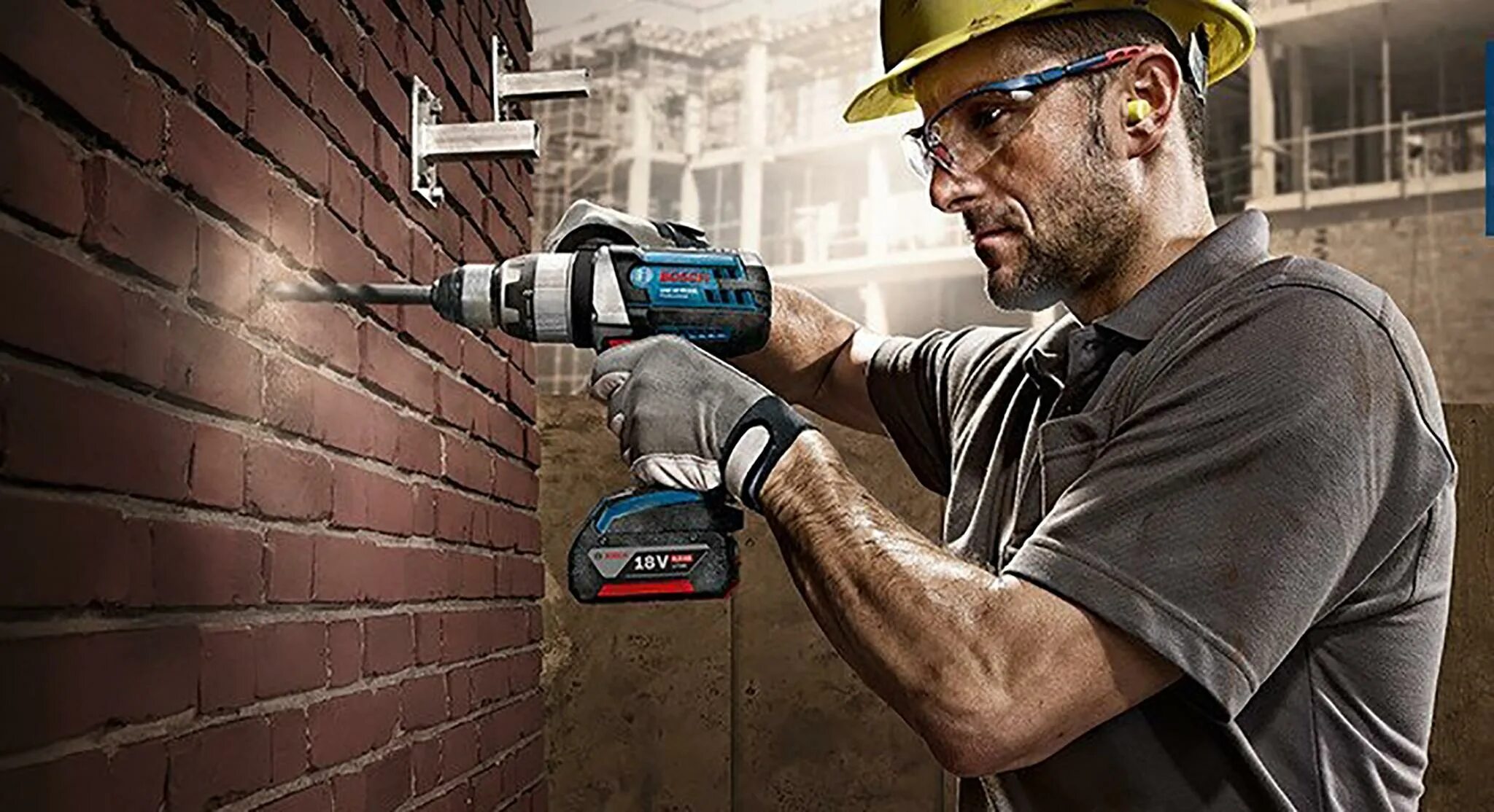 Строительно-монтажный пистолет. Строительные рабочие. Опыт работы с инструментами. Ручные электроинструменты. Ремонтник с дрелью.