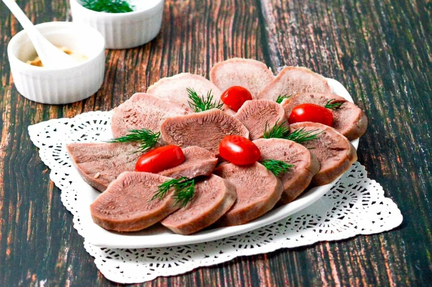 Как отварить говяжий язык вкусно для нарезки. Язык говяжий. вареный говяжий язык. язык свиной нарезка.