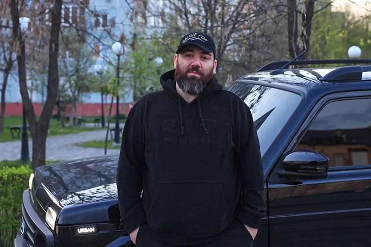 Бизнесмен с бородой. Бородатый в очках. Бородатый мужчина в очках. Бородатый мужик. Блоггер с бородой.