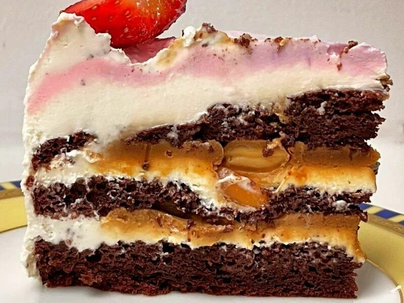 Торт шоколадный бисквит с кремом чиз. Шоколадный бисквитный торт. Торт банан карамель и крем чиз. Бисквитный торт сникерс. Шоколадный торт с крем чиз и карамелью.