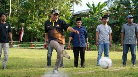Ketua DPRD Bone Buka Turnamen Sepak Bola Mini Karang Taruna Bintang Muda - Pilar