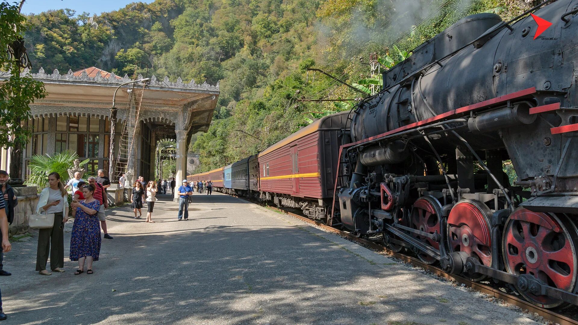 Туристический поезд в абхазию. Адлер Гагра ретропоезд. Железная дорога Туапсе - Гагра. Новый Афон Абхазия паровозик. Ретро поезд Гагра Сухум.