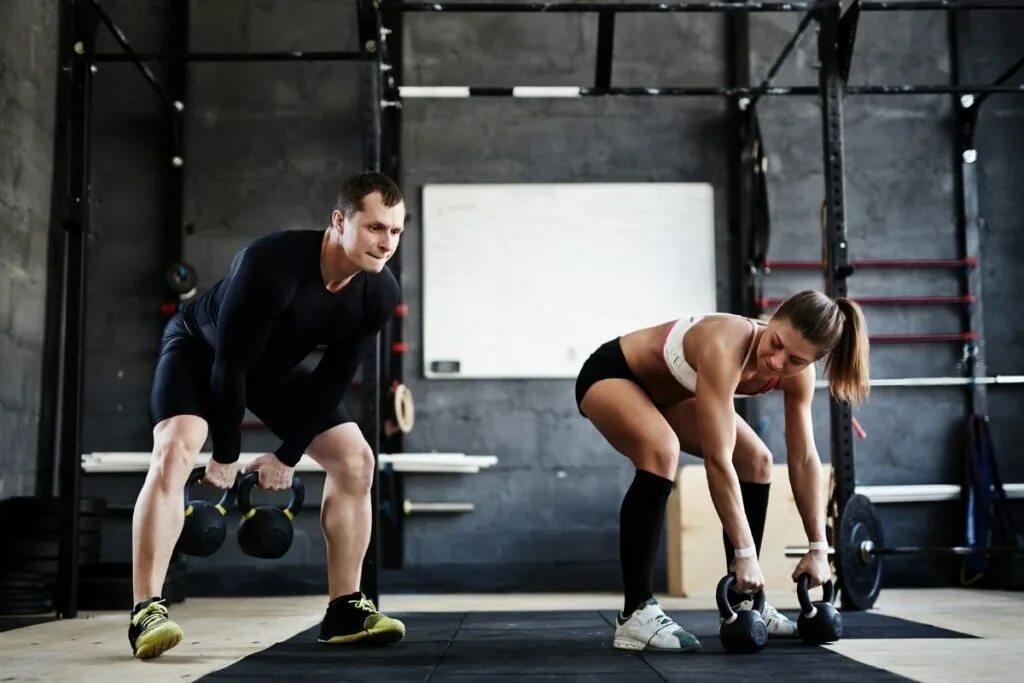 Поднимать. Тренировка тяжести. Женщина и тяжести. Упражнения с подъемом тяжестей. Поднимание тяжестей упражнение.
