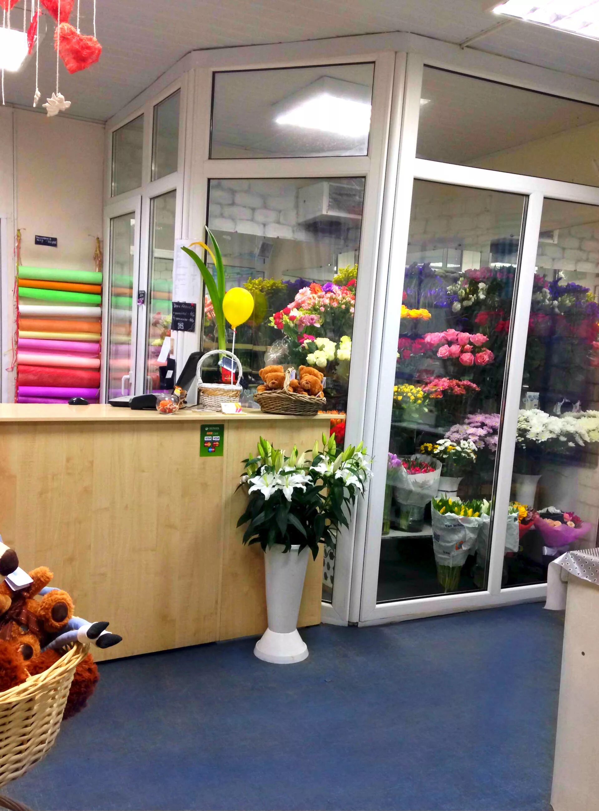 Цветочный магазин на площади. Интерьер цветочного магазина. Оборудование для магазина цветов. Цветочный магазин внутри. Помещение для цветов.