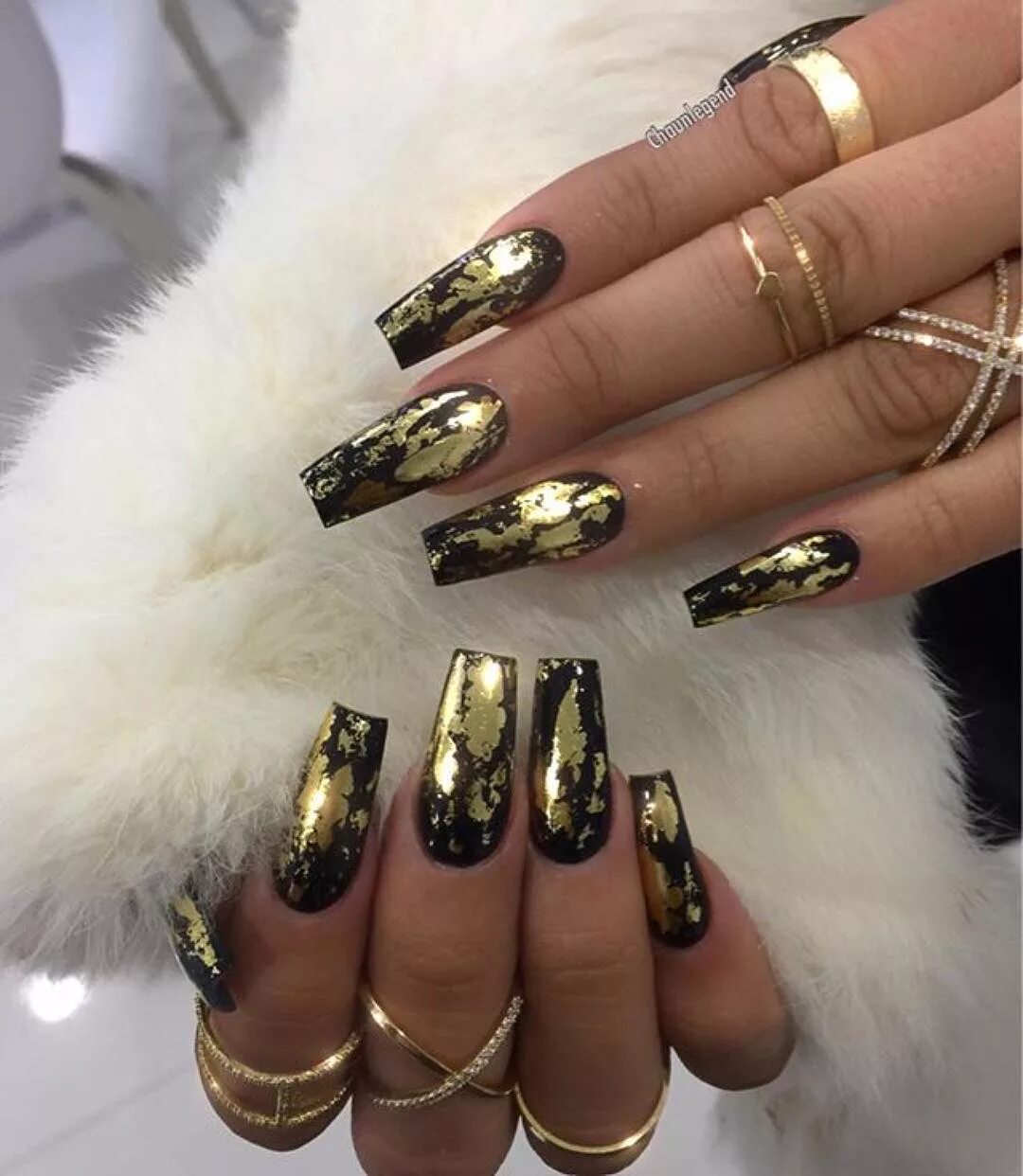 ногти черные с золотом фольга. маникюр с фольгой черный с золотом. ногти черные с золотом фольга. чёрный маникюр с золотой фольгой. золотой маникюр.