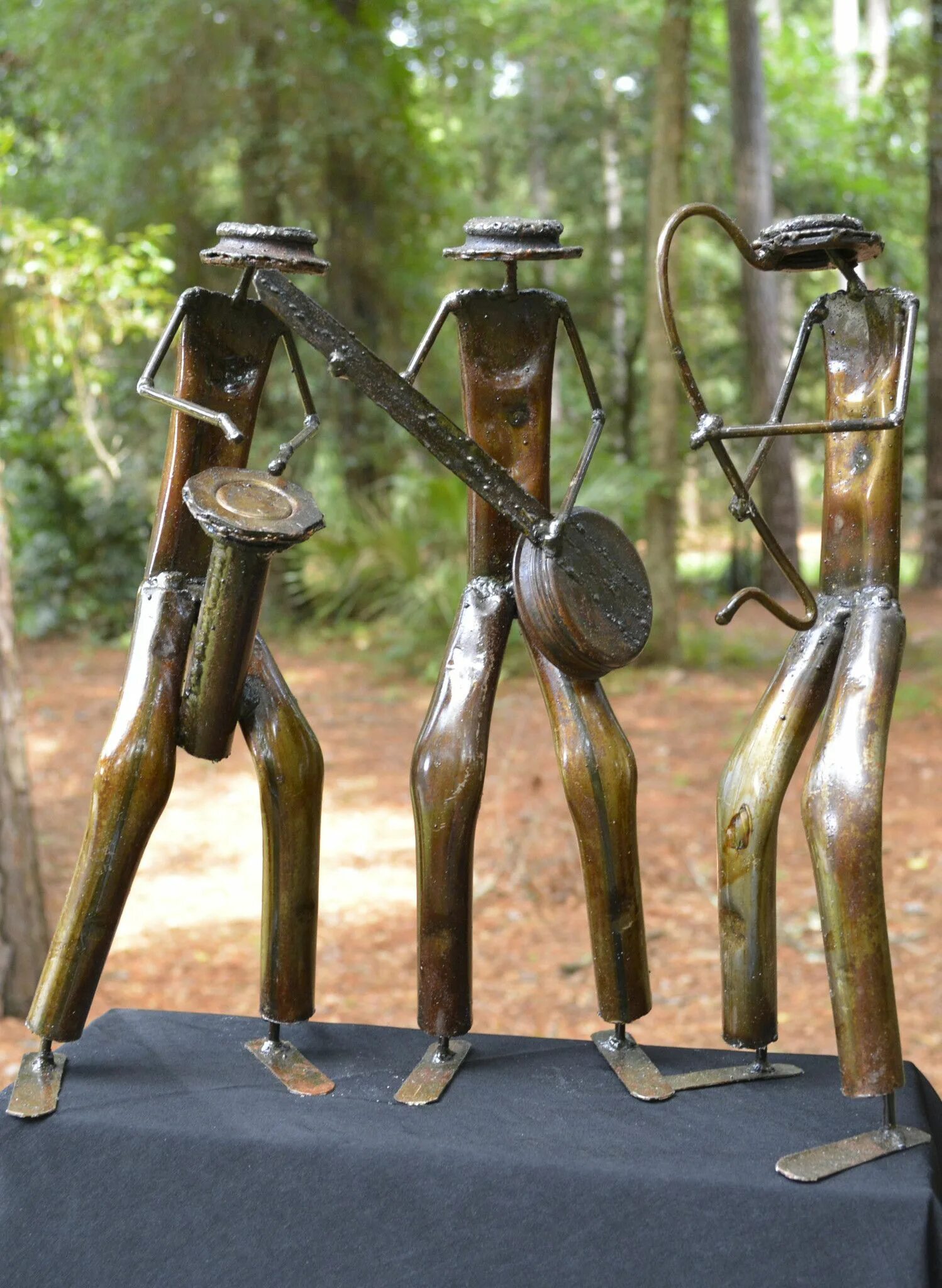 пепельница из автозапчастей. фигуры из металлического хлама.