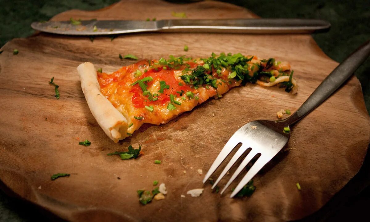 Маленькая порция еды. Недоеденная еда в ресторане. Объедки на тарелке. Объедки пиццы. Остатки пищи на тарелке.