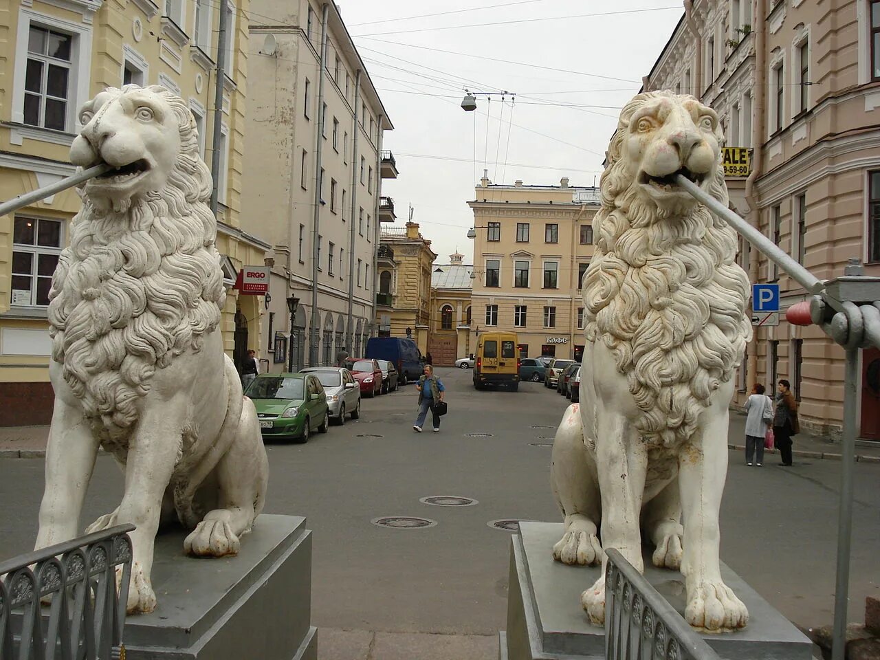 Санкт петербург где львы. Каменные львы в Санкт-Петербурге. Питер каменные львы. Львы на набережной в Санкт-Петербурге. Статуя Льва в Санкт-Петербурге.