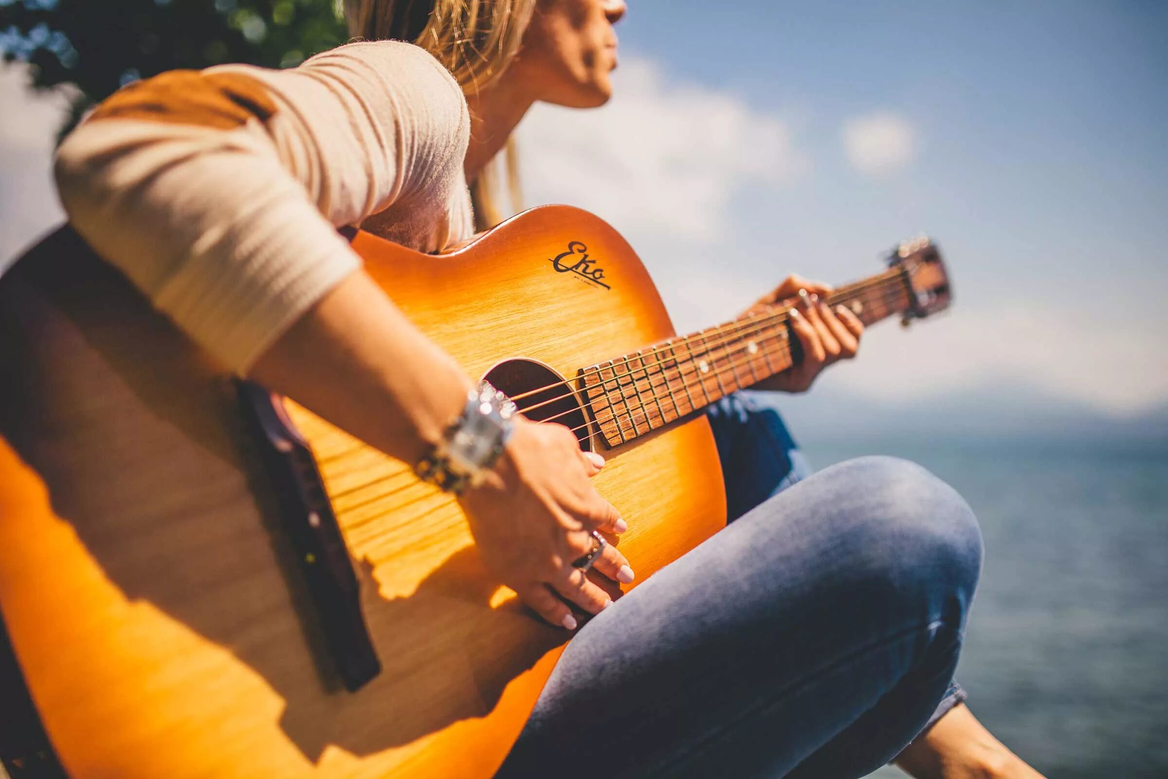 Девушка играет на гитаре песни. Красивая девушка с гитарой. Фотосессия с гитарой. Гитара в руках. Красивые гитары.