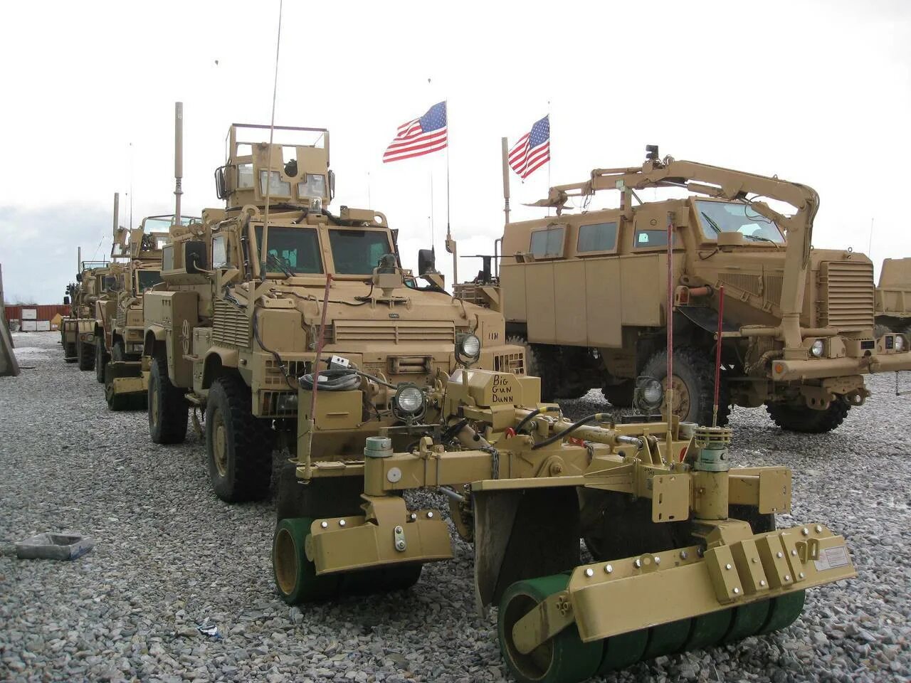 Боевые техники америки. Колонна военной техники сша в сирии. Боевые техники америки. Конвой сша в сирии. Боевые техники америки.