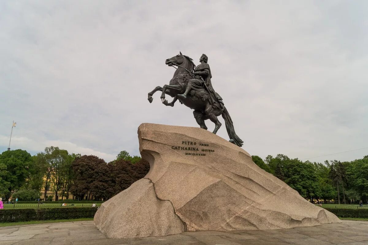 Из какого камня памятник петру