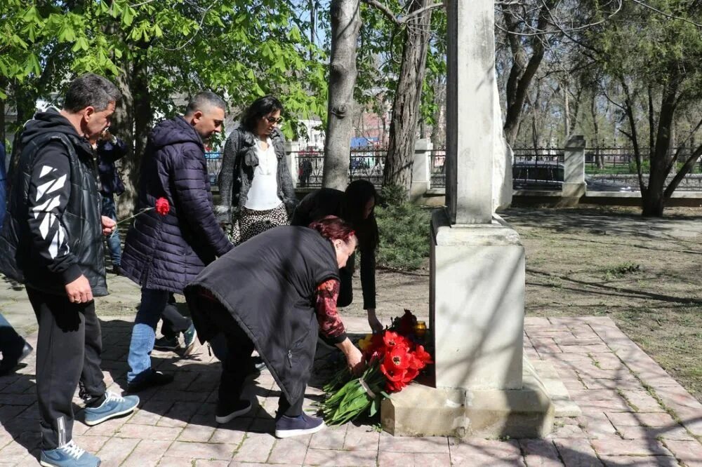 24 апреля армения геноцид. Цветы на похороны армянские. Похороны арама асатряна. Армянское поминки традиции. 7 дней у армян.
