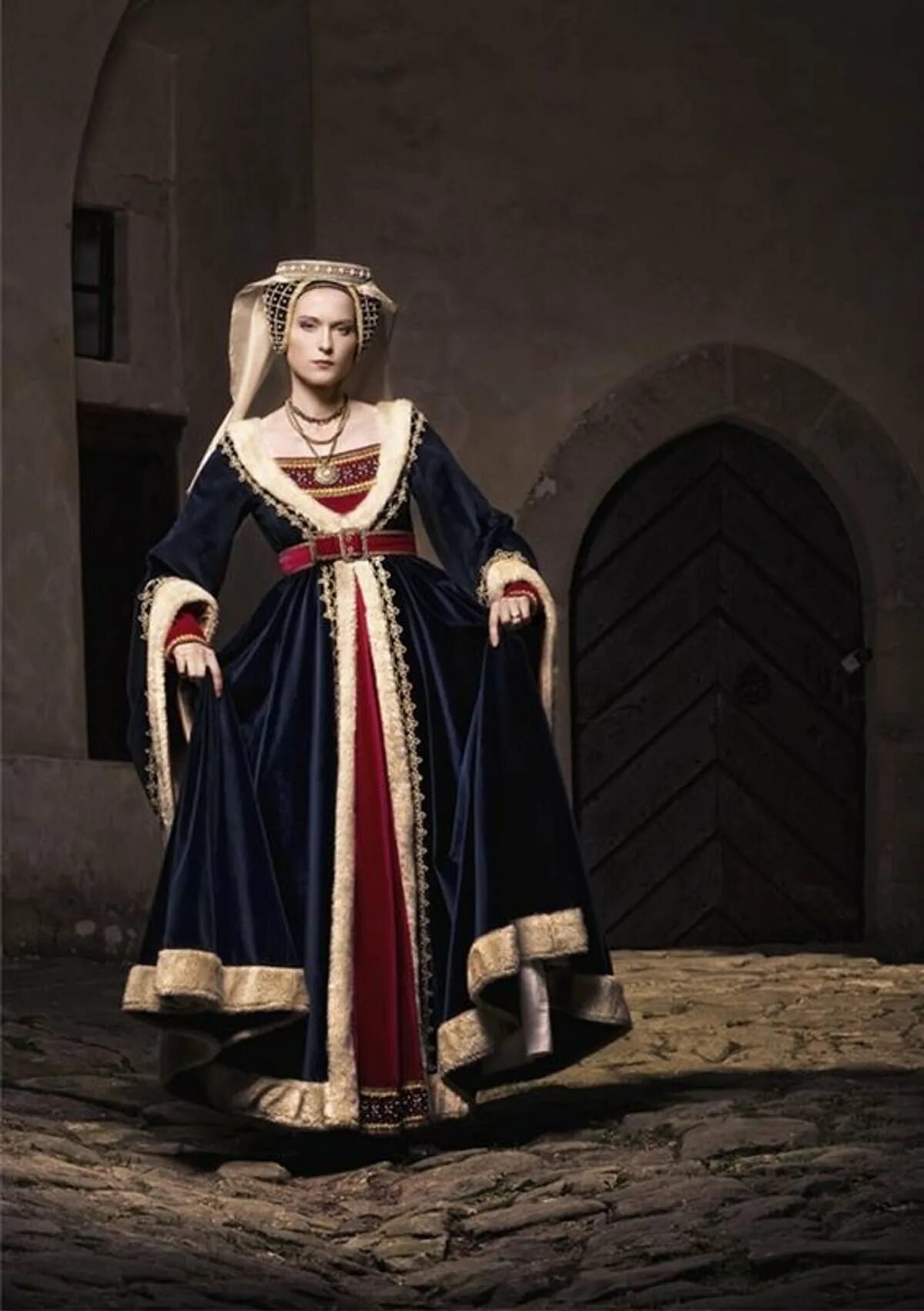Мода Бургундии 15 век. Костюмы Бургундия 15 века. Платье Роб средневековье 15 век. Блио в романском стиле. Костюм средневековой европы