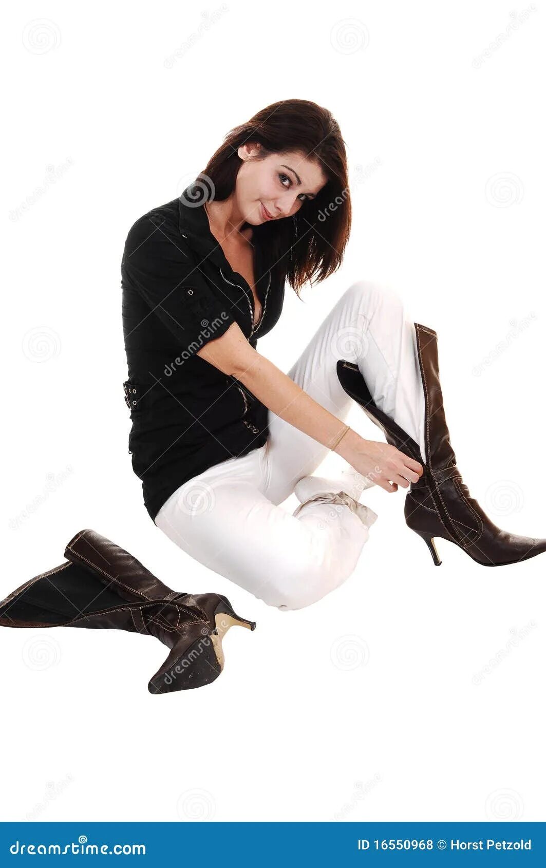 Putting on boots. Девушка надевает сапоги. Девочка надевает сапоги. Put on boots. Put on your boots.