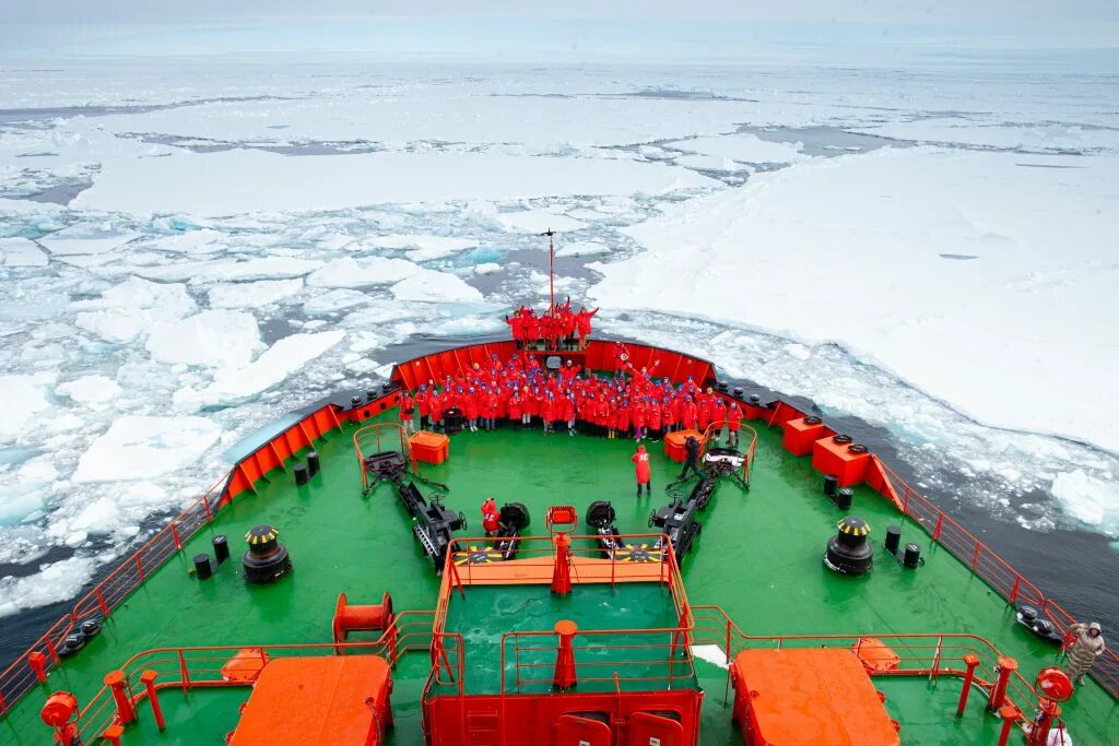 Экспедиции на северный полюс мурманск. Северный морской путь ледоколы. Самый большой атомный ледокол в мире 50 лет победы. Ледокол 50 лет победы в мурманске. 50 лет победы атомный ледокол круиз.
