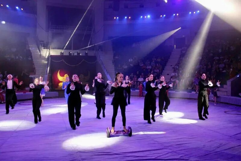 Цирковая арена. Цирк тула январь 2024. Колесо мужества в цирк. Иркутский цирк мишки. Танцы команды.