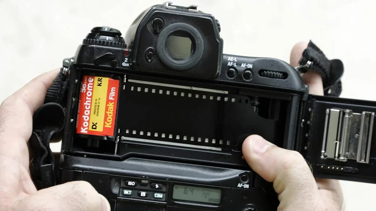 Какое изображение на фотопленке в фотоаппарате