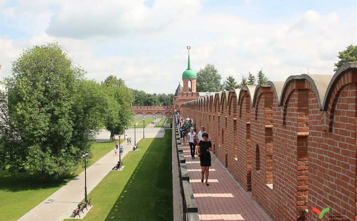 Стены кремля экскурсия. Тула Кремлевская стена. Тула парк тульского Кремля. Музей Тульский Кремль. Тульский Кремль экскурсии.