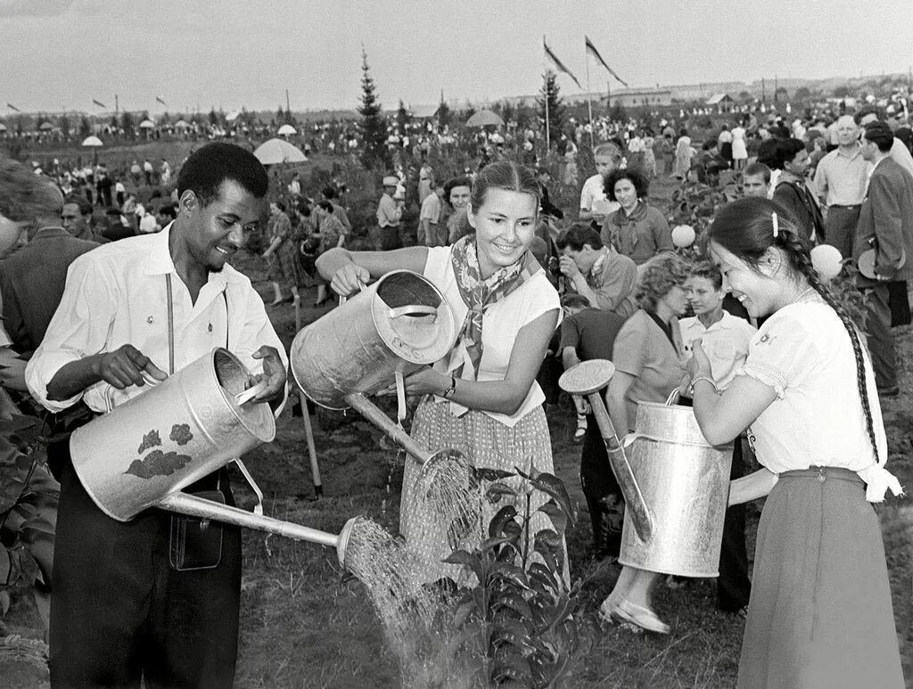 1957 года словами. Московский фестиваль молодежи и студентов 1957. Фестиваль молодежи в СССР 1957. Фестиваль молодёжи и студентов в СССР В 1957 году. Советский фестиваль молодежи 1957 года.