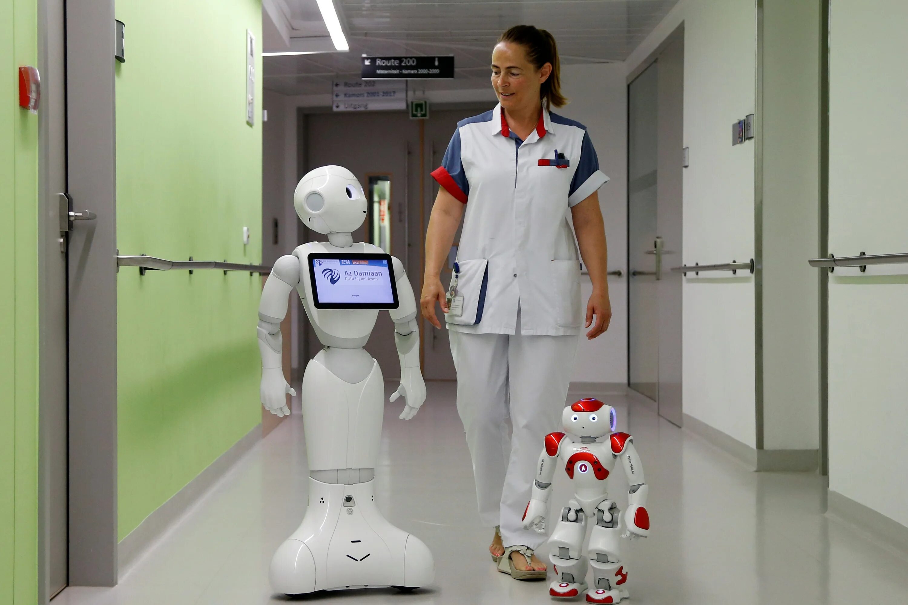 Включи новые помощники. Медицинские роботы. Роботы в медицине. Робототехника в медицине. Робот в больнице.