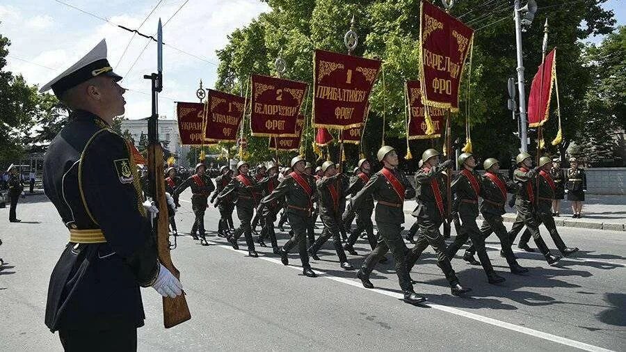 лгбт парад в белграде. против парада. против парада. парад 9 мая 2020 в москве. приколы про меркель и путина.