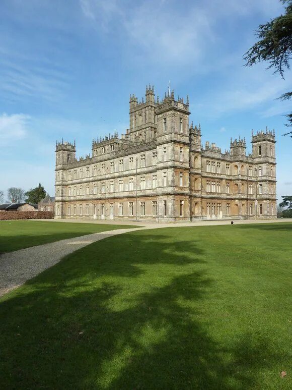 Хайклер касл. Замок хайклер (highclere castle). Замок хайклер, хэмпшир. Аббатство даунтон замок хайклер. Замок хайклер (highclere castle).