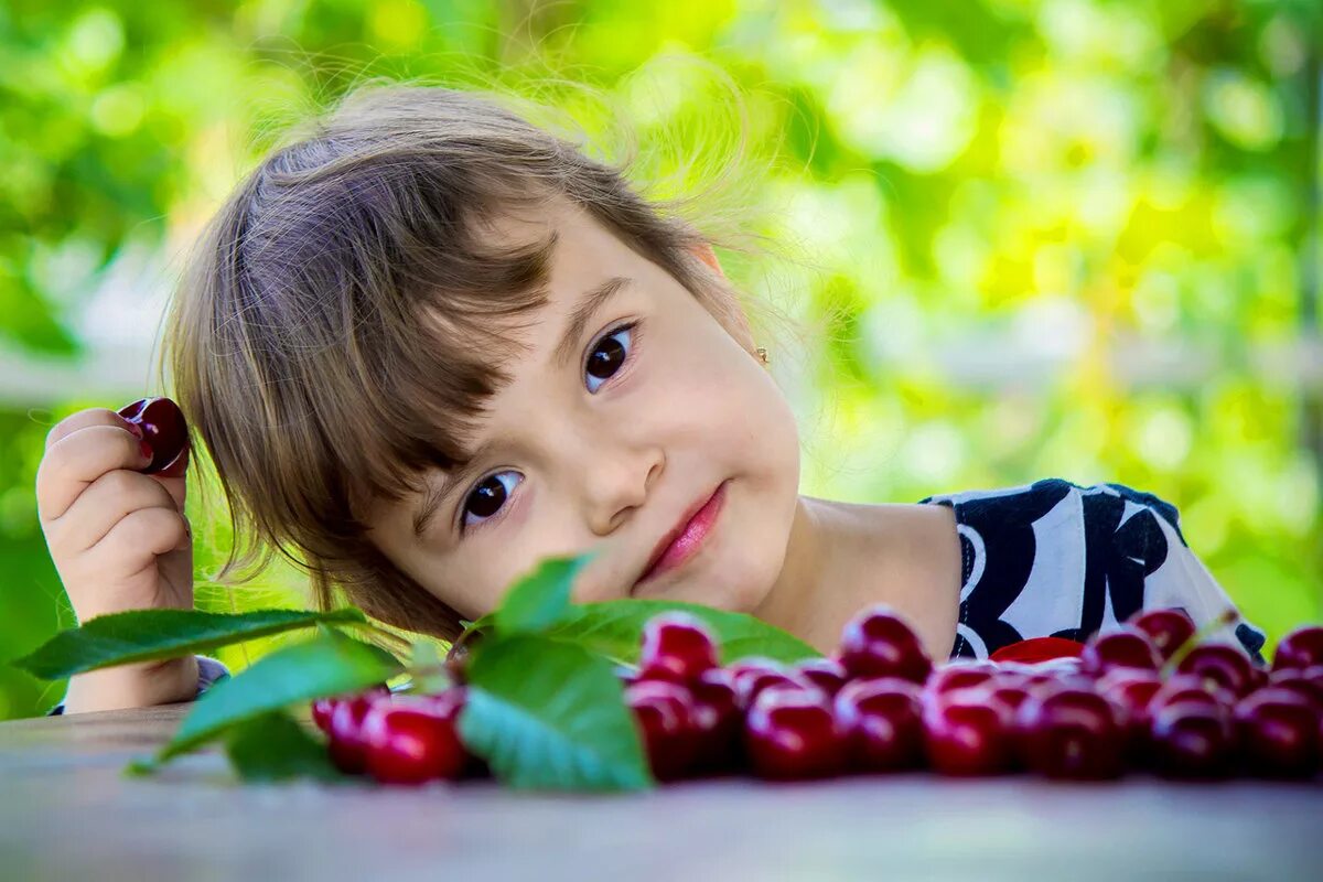 лето дети. девочка ест арбуз. счастливый ребенок. фотосессия деток в августе. арбуз для детей.