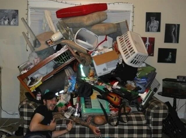 Заваленной вещами. Завал вещей. человек заваленный вещами. завалило вещами. вещи под человека.