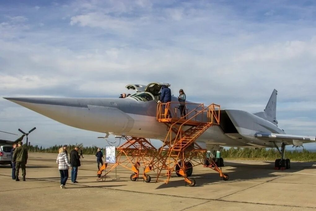 Оленегорск 8. НП высокий Оленегорск. Аэродром Оленегорск. Авиабаза Оленья Мурманская. НП высокий Мурманская область.