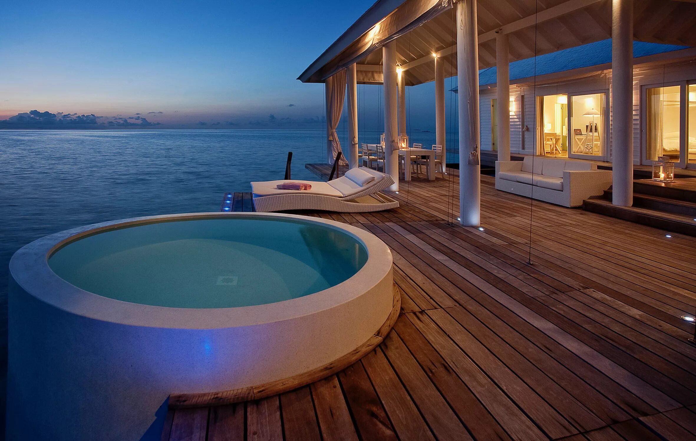 Мальдивы Ватер вилла. Water Villa Мальдивы. • Jacuzzi Villa - вилла с джакузи. Diamonds Athuruga Maldives. Bedroom pool