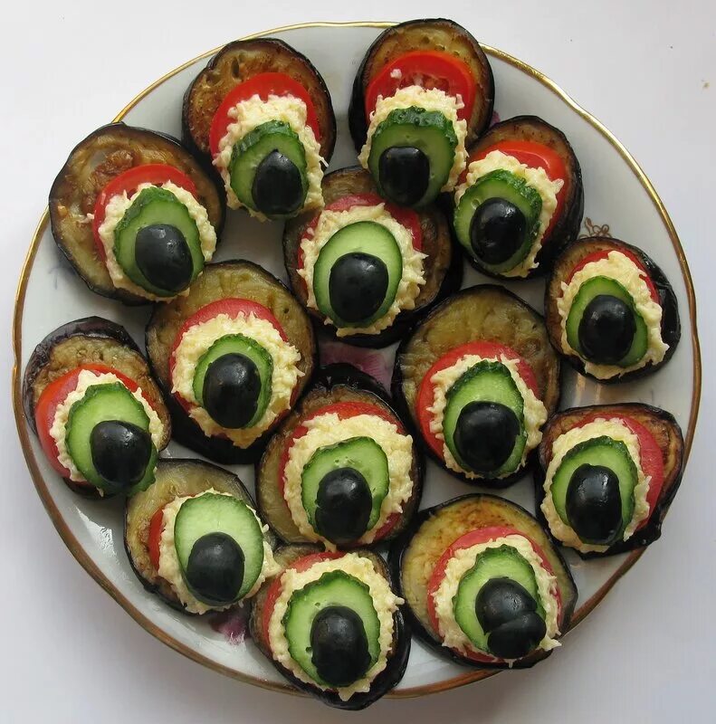 закуска павлиний глаз. баклажаны павлиний хвост закуска. жареные баклажаны павлиний хвост. закуска павлиний хвост из баклажан. заукска «павлиний хвост».